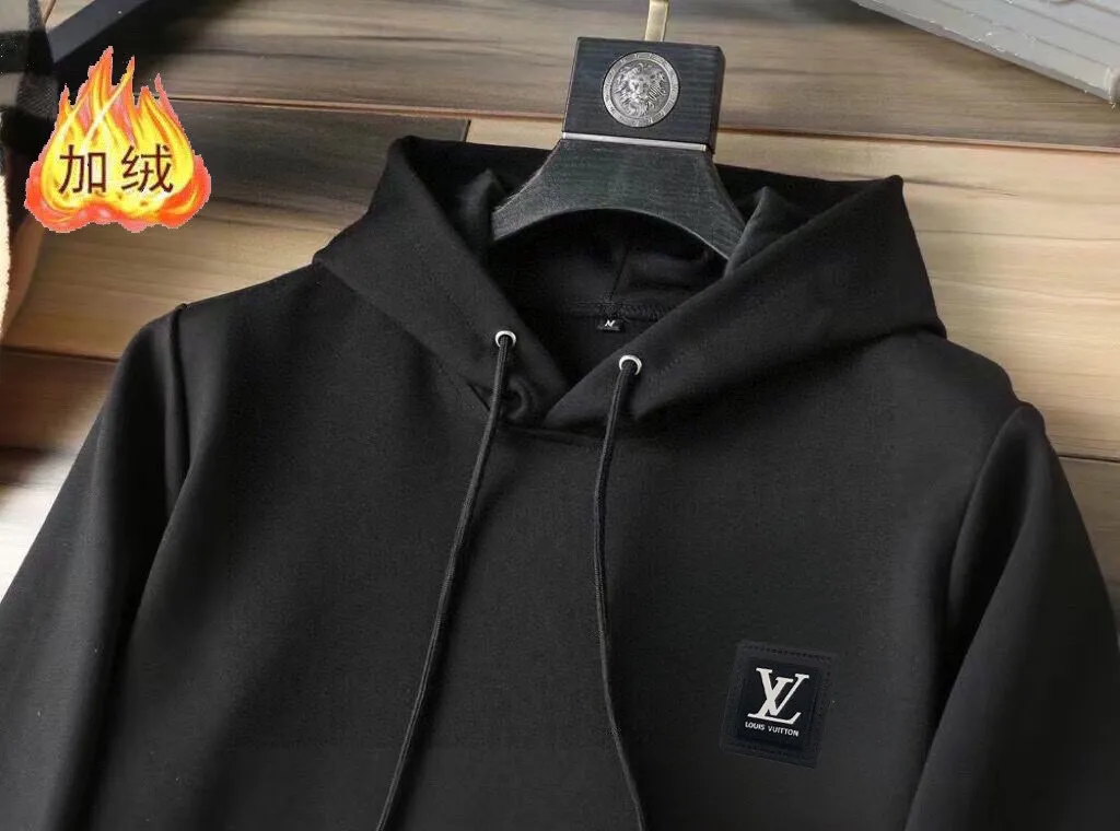 🅿️420 brand [LV Louis Vuitton] (velvet and thickened) 2025 spring new product, celebrities' favorite fashion-flavored casual suit, clean and neat tailoring, full of urban style. It is made of high-quality customized fabrics, with excellent thermal insulation effect inside, soft and dry feel, and a crisp and stylish upper body effect. The three-dimensional cutting process and the pattern are all of high standards, and the silhouette version has the right benefits! It is not tight at all, and you feel good when you wear it. So many top-quality raw materials create high-end products with unparalleled value. It is the first choice for high-end fashion people. (Size: M-4XL can wear up to 200 pounds)